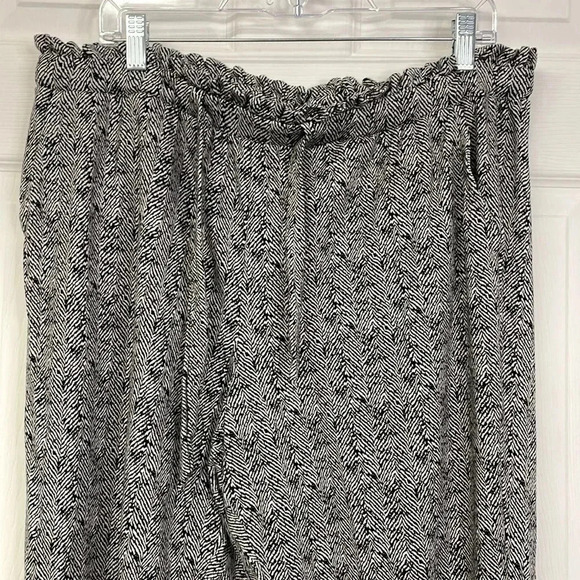 Torrid Black and White Design Paperbag Waist Pants Size 1X Womens Plus - Picture 2 of 4
